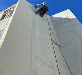 Trabalho em altura — reabilitação de fachada exterior