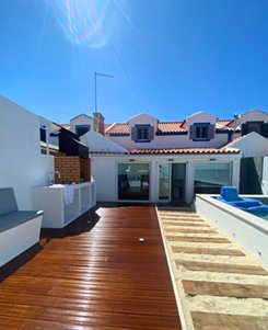Terraço exterior com deck em madeira — projeto de remodelação residencial