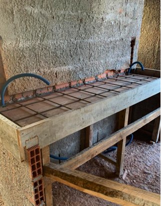 Cofragem de laje com malha de ferro e instalações