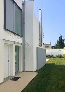 Moradia moderna com jardim relvado — vista exterior