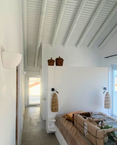 Interior com teto em madeira branca e design minimalista