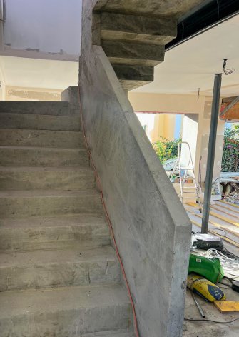 Escada de betão aparente em construção nova