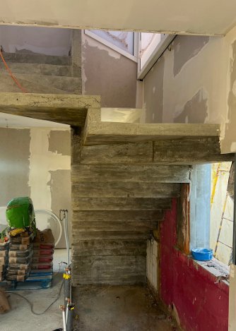 Interior em obra — estrutura de escada em betão